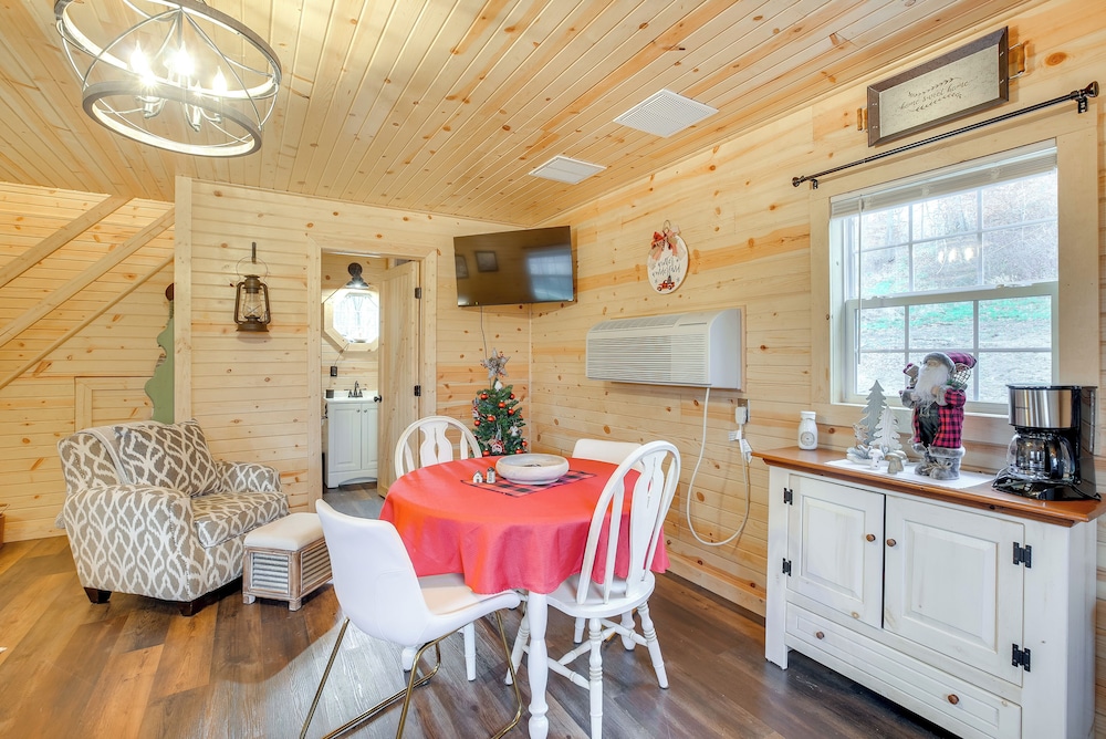 On 40 Acres: Charming Cabin in Zanesville!