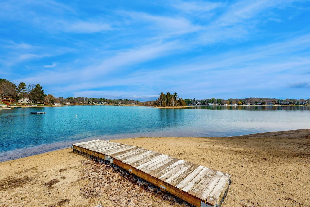 Charming 3BR Home w/ Lake Access & Pool Table