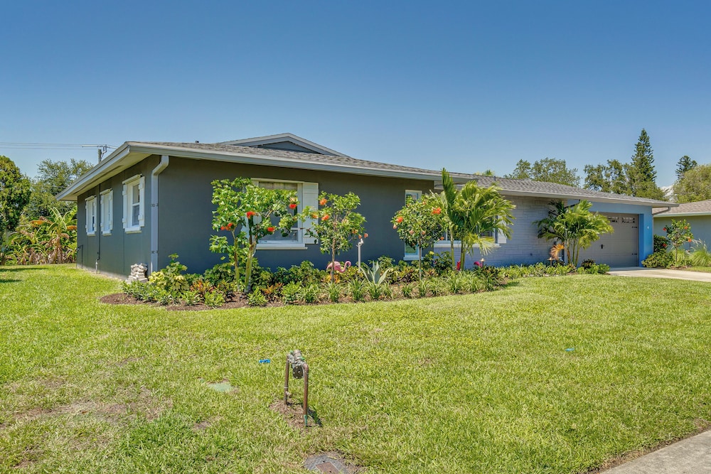 Sarasota Home w/ Pool: 4 Mi to Siesta Key Beach!