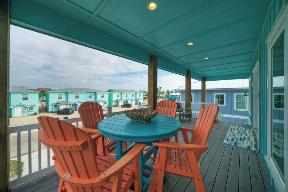 Sleeps 21, 2 Homes 2 Private Pools, Fire Pit, Swing Bar Walk to the Beach
