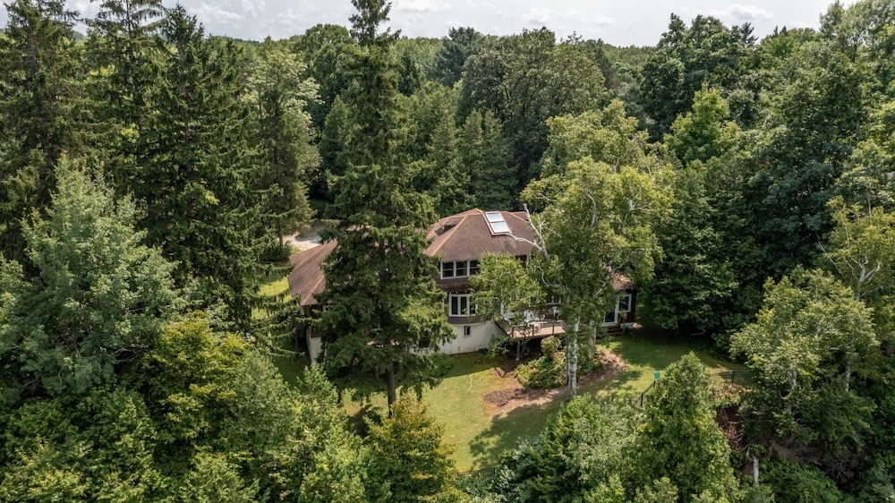 Camp Roosevelt 5 Bedroom Cottage by RedAwning