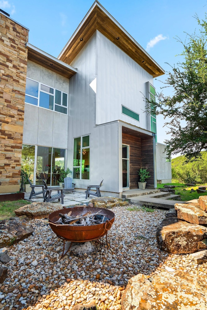 Luxury 7BR Hill Country Gem With Barndominium