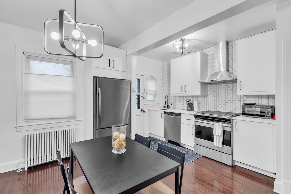 Cozy Getaway Quiet Neighborhood Near Dt 2 Bedroom Townhouse