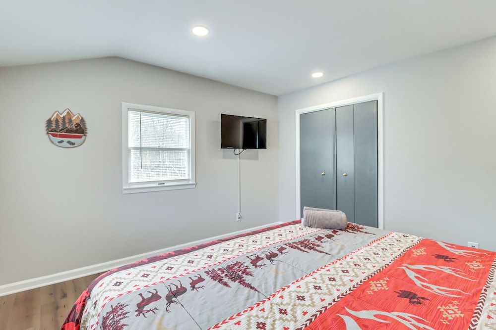 Fire Pit + Game Room: Spacious Poconos Retreat!