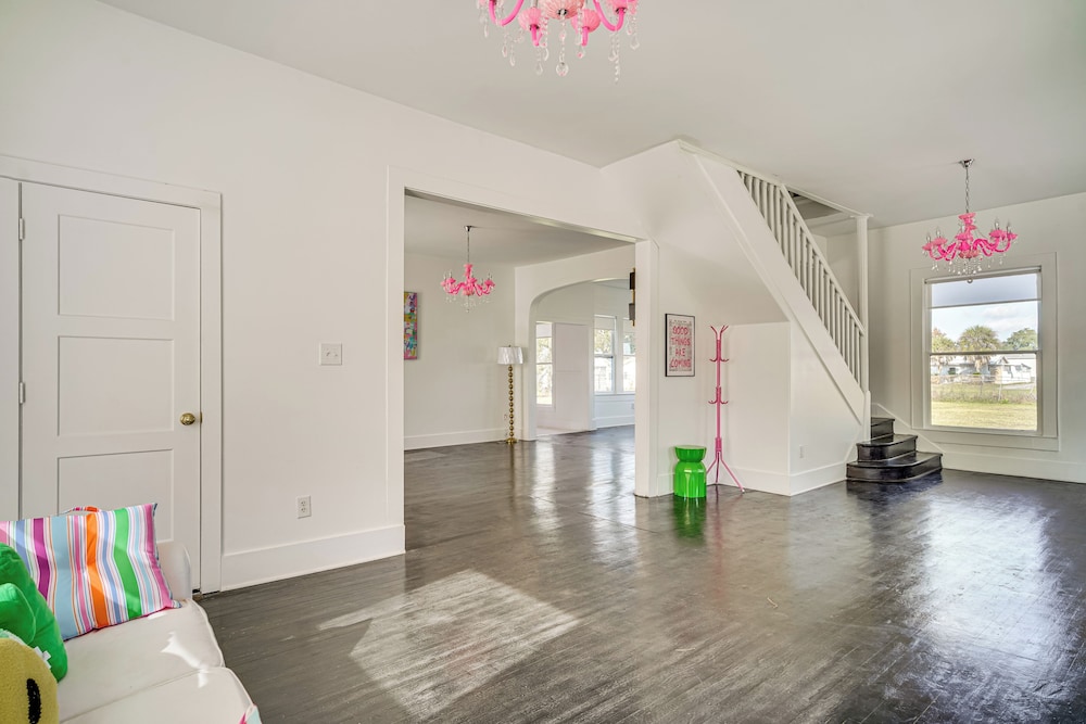 2 Mi to Gator Chateau: Vibrant Home w/ Balcony