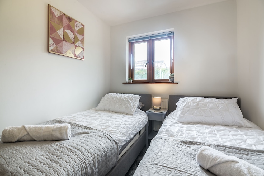 Marina View - 3 Bedroom - Milford Haven view 5