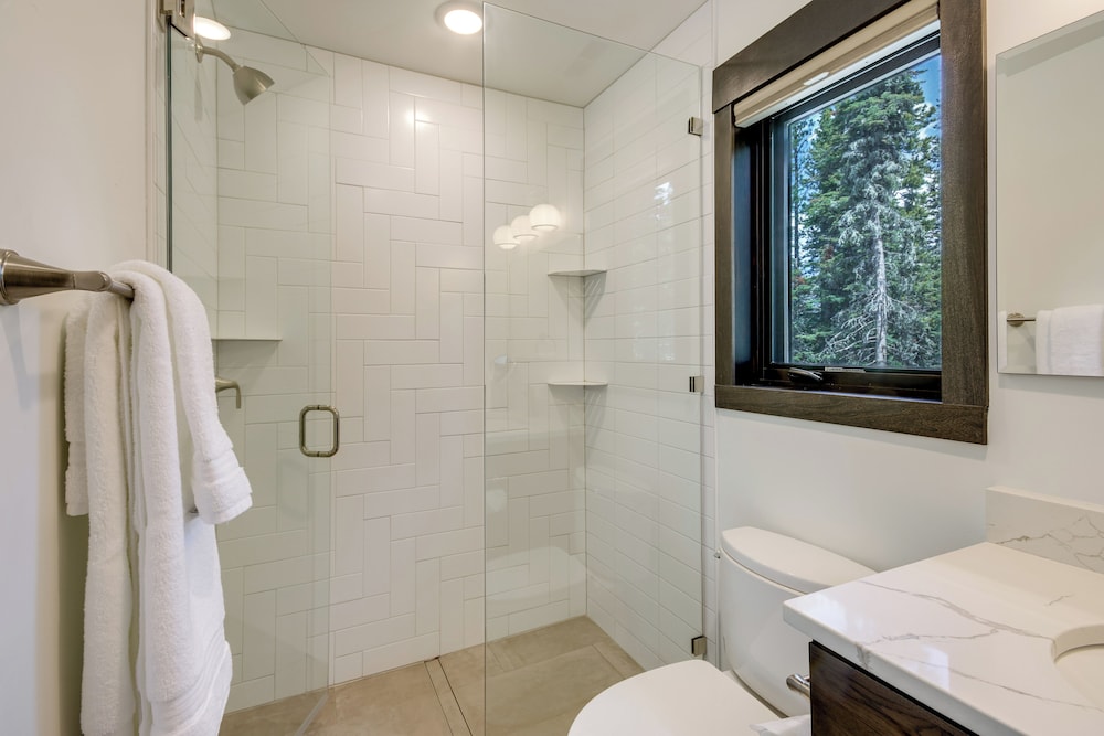 2 Mi to Big Sky Resort: Luxe Mtn-view Retreat!