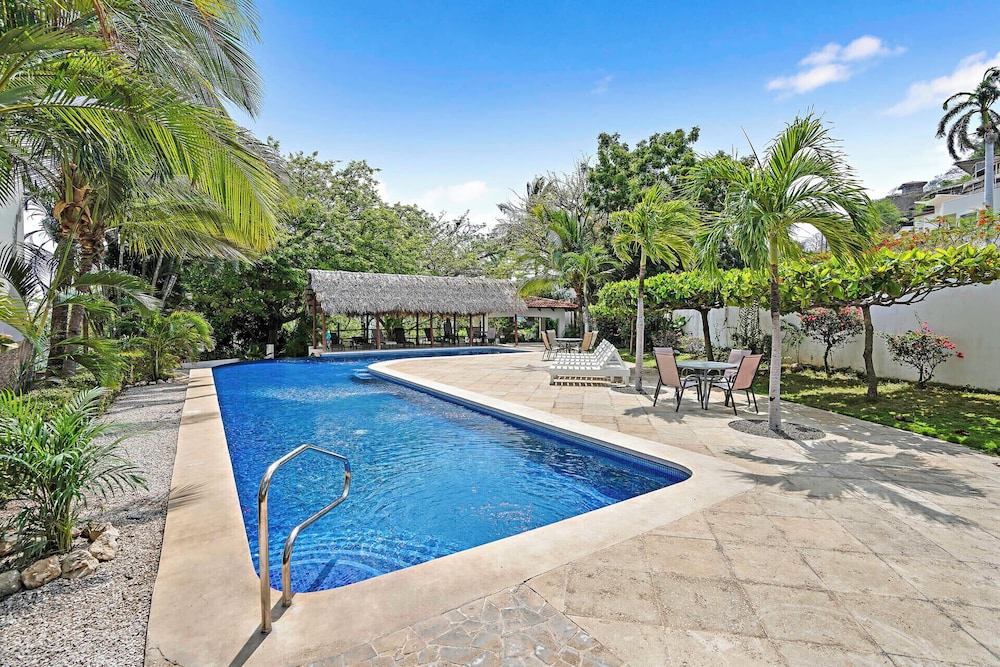 Stylish Flamingo Condo with Ocean Views, Renovated Kitchen & Walkable Beach Access