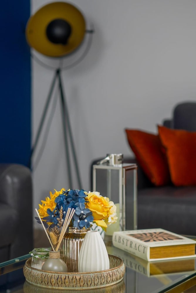 Stylish 4 Bed Apartment- Private Garden & Sleeps 8