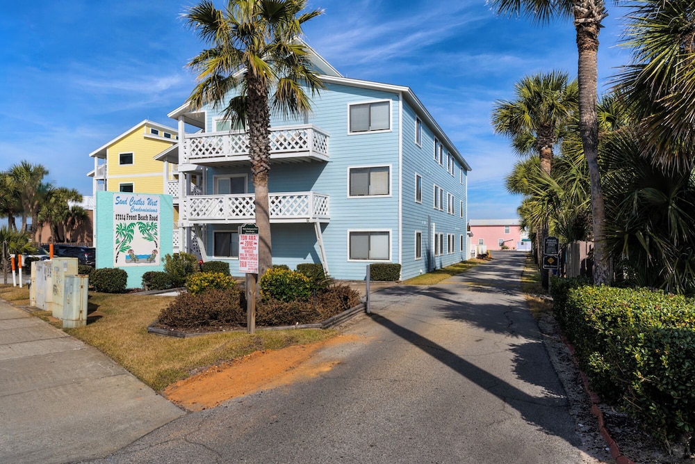 Sand Castles West A4: Steps to Beach, Pools, Private Balcony & More!