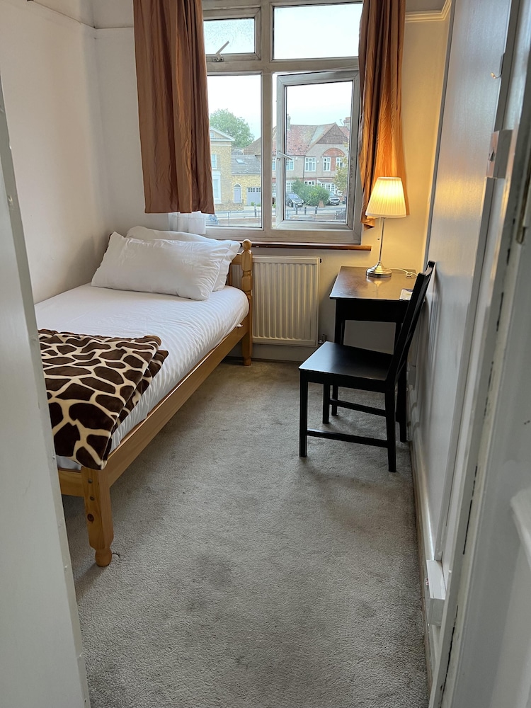 South London Single Bedroom in Mitcham view 2
