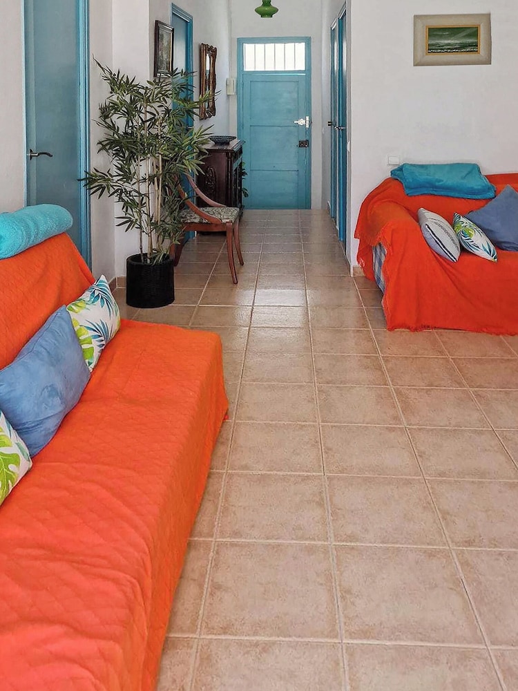 House With Exclusive Pool and Garden 7 min Walk From the Beach and the Center