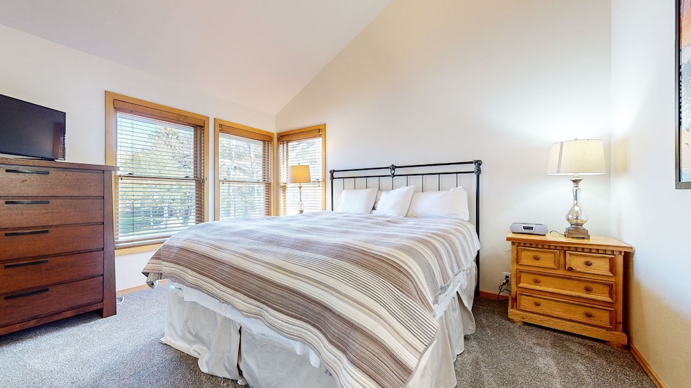 Snowcreek V #874 3 Bedroom Condo by RedAwning view 4