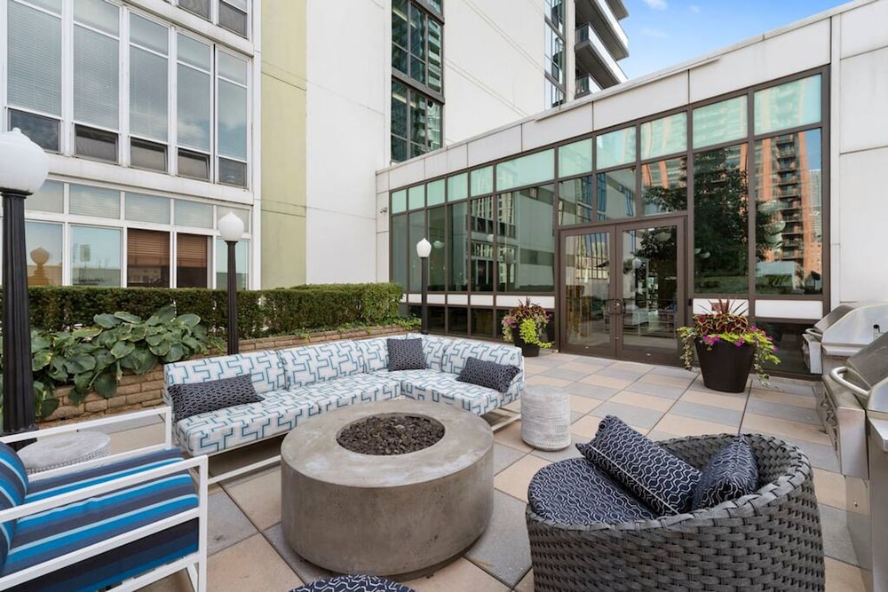 Sleek 2 Bed 2 Bath Condo in Trendy Fulton Market