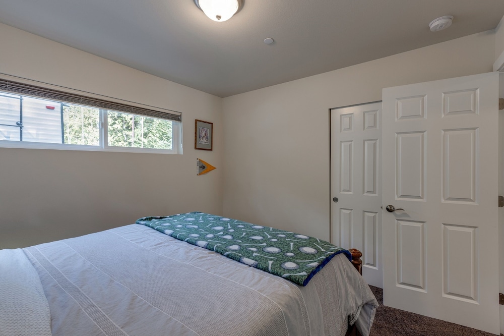 47MF - WiFi - Lakefront - Sleeps 6 view 5