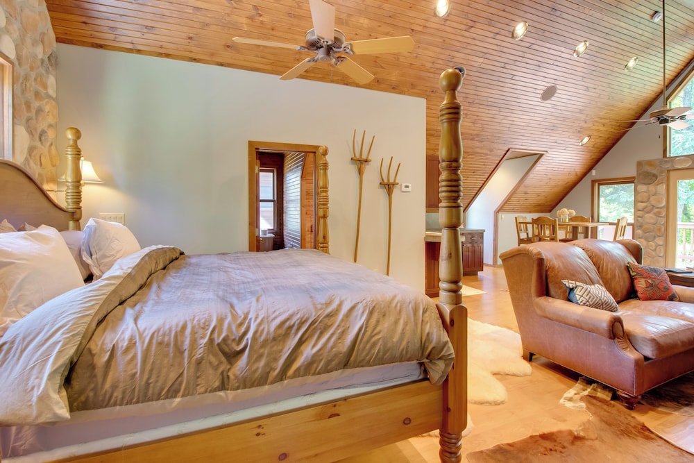 Dock Access: Romantic River Retreat in Gassville