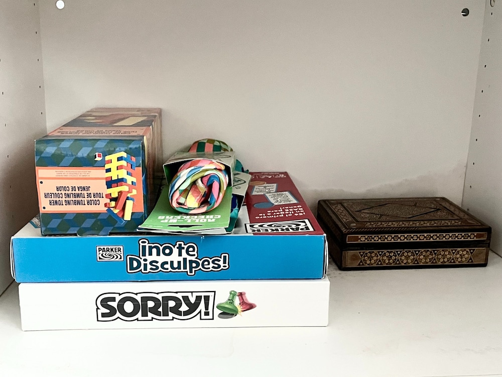 Centrally Located Sunny Apartment Walk to Beaches