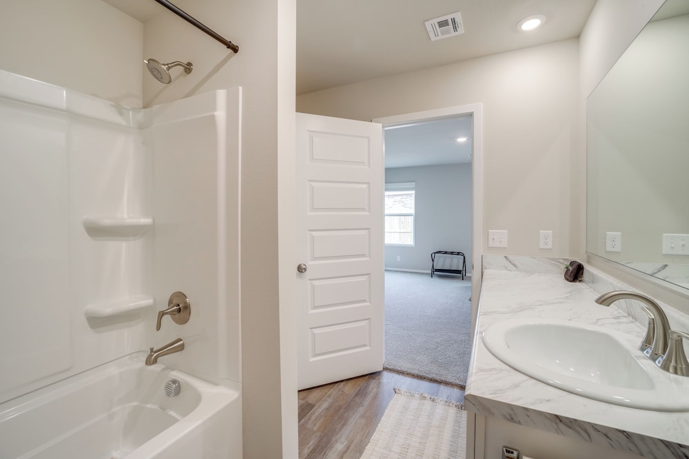 Family-friendly, Pets Welcome: Broken Arrow Gem!