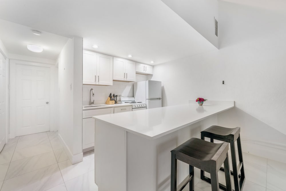 Perfectly Located in the Heart of Seven Mile Beach by Redawning view 4