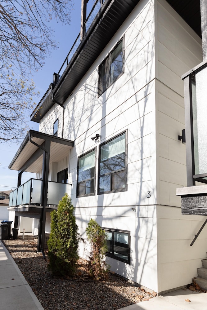 DT 3-lvl Townhouse w Rooftop Patio - Image 1