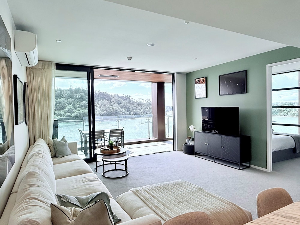 Catalina Bay 2BR w Balcony Views by Zodiak Stays