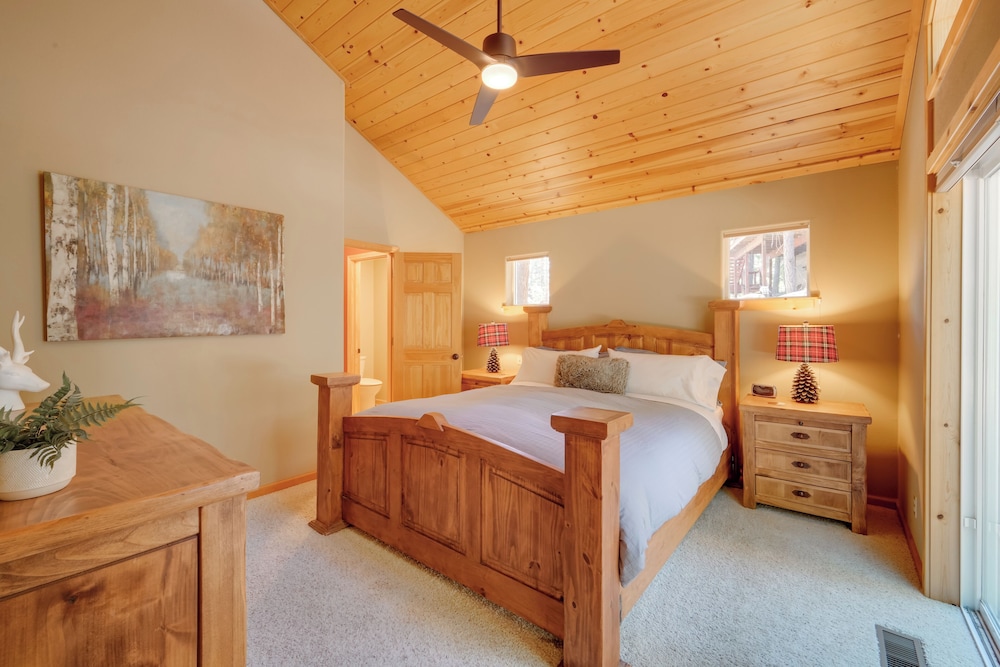 Tahoe Donner Mountain Cabin: Surrounded by Forest! view 4