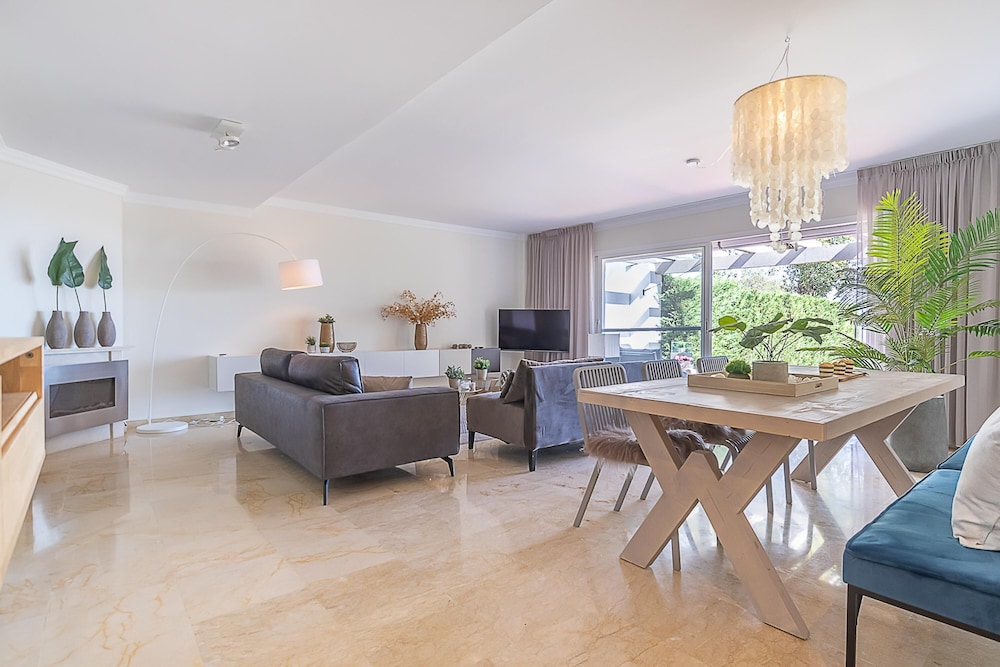 Apt Mairena Forest sea View & Pool