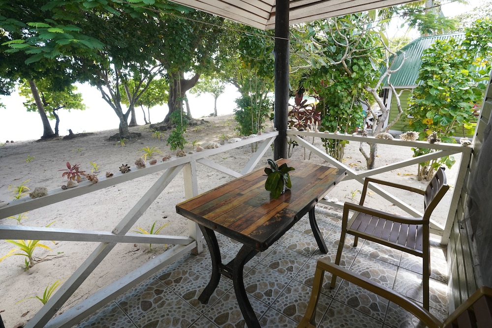 White Sandy Beach Eco Lodge