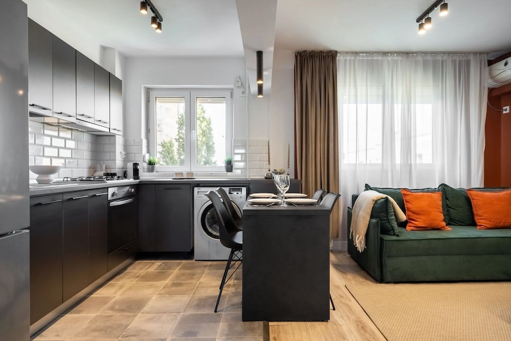 Colorful Bright 2BR on Iconic Calea Victoriei
