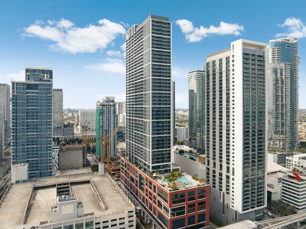 Bellini Breeze - Cozy Central Miami Pool and Gym