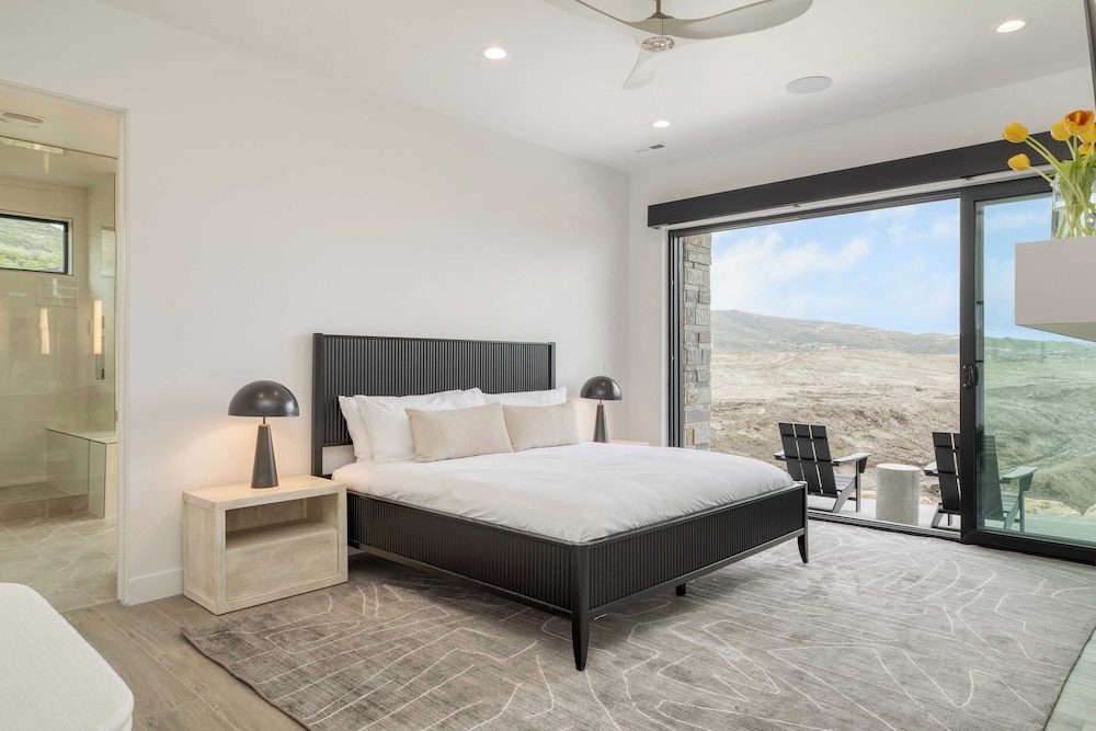 Mountain Lover by Avantstay Luxe Escape w/ Views Hot Tub, Gym, Movie Theater