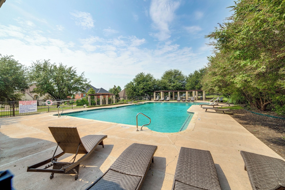 Spacious Texas Retreat w/ Community Pool