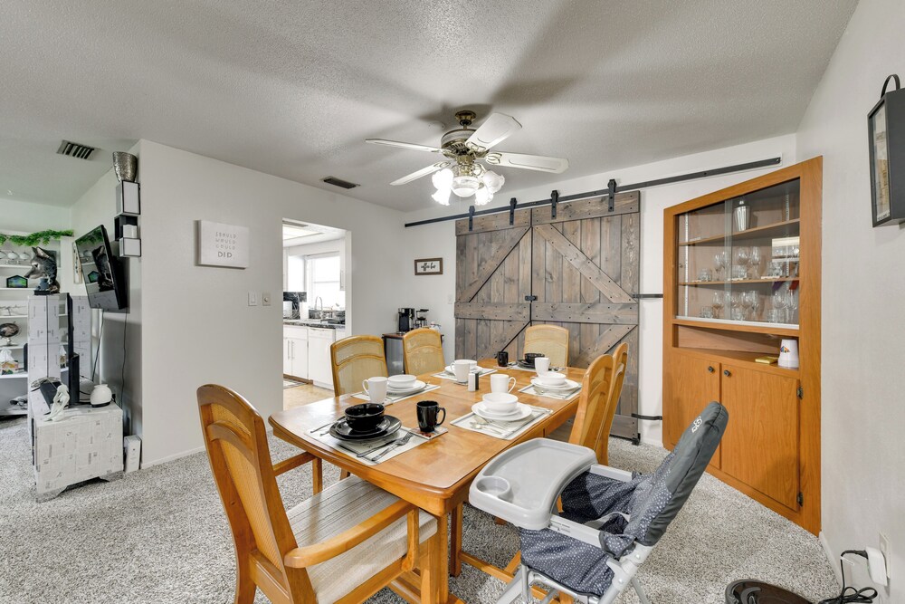 7 Mi to Siesta Beach: Home w/ Furnished Patio!