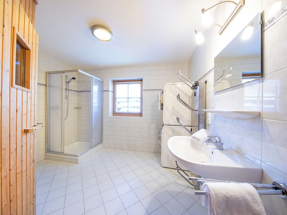 Cozy Chalet with Sauna near Königsleiten