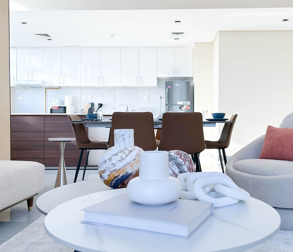 Stylish 1BR With Balcony City Views O2 Tower, JVC