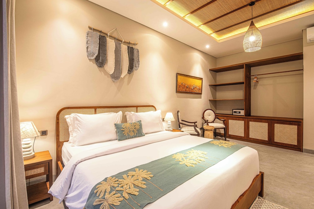Luxury 5-bedroom Canggu Beach Villa With Scenic Ri