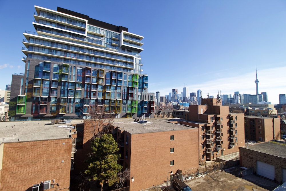 Living Suites Toronto - Queens Park