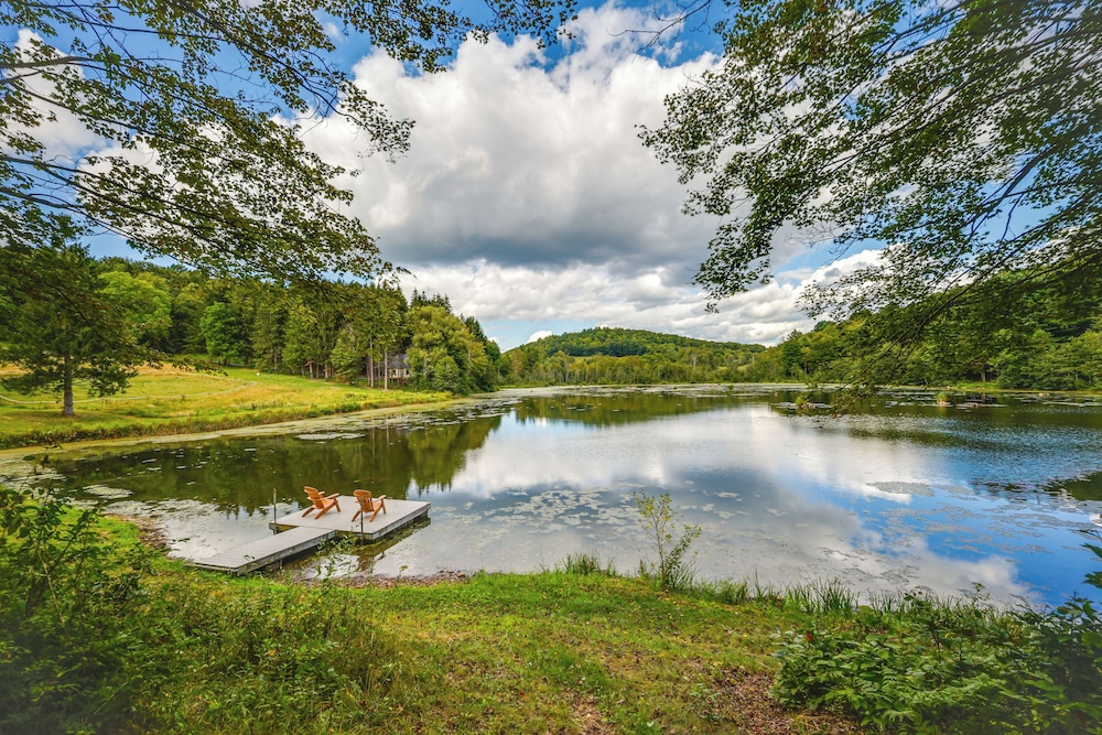 Waterfront New Albany Retreat w/ Therapy Animals