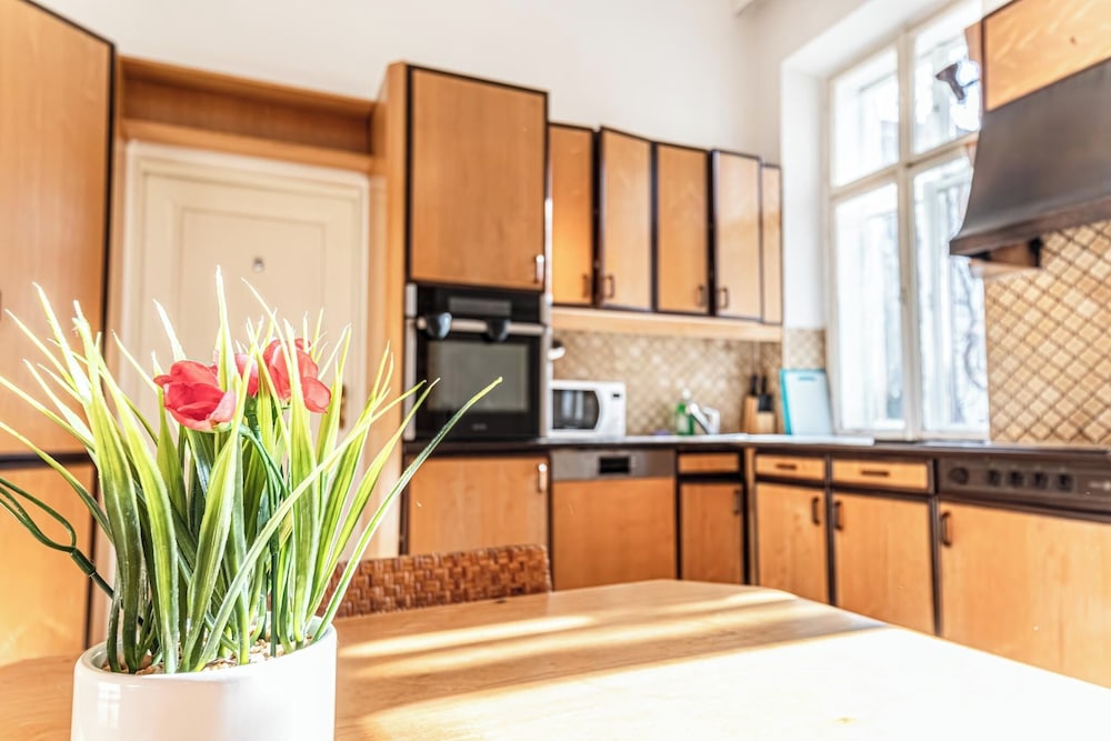 Spacious 4BR Apt Long Stay Friendly
