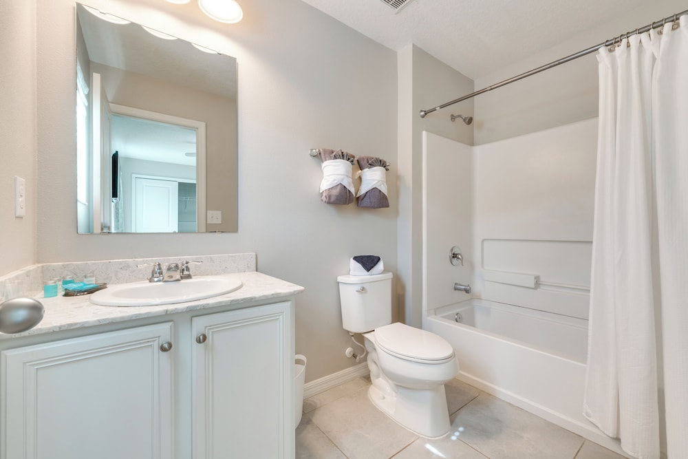 4 Mi to Wdw: Sleek Townhome w/ Community Pool!
