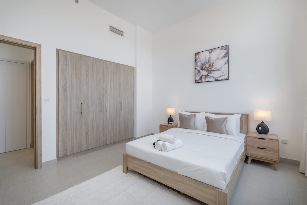 Stunning 1 BR With Pool View in Rawda Apartments