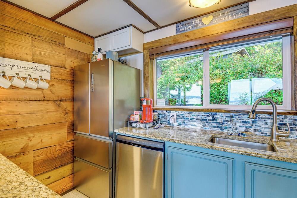 Outdoor Kitchen & Canal Views: Cabin in Quilcene!