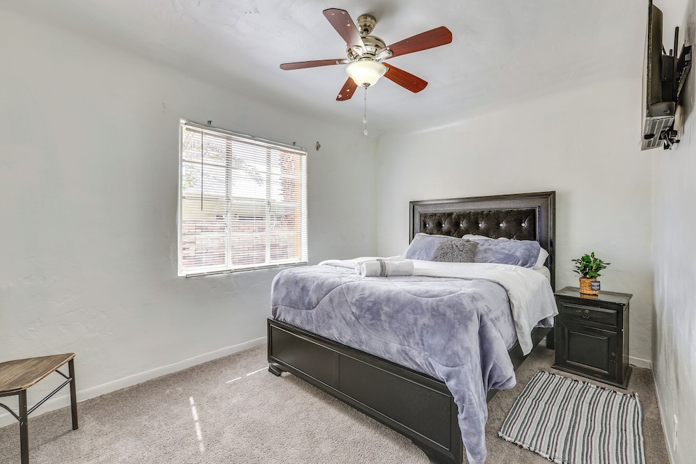 Peaceful & Bright Condo: 4 Mi to Downtown Phoenix! view 5