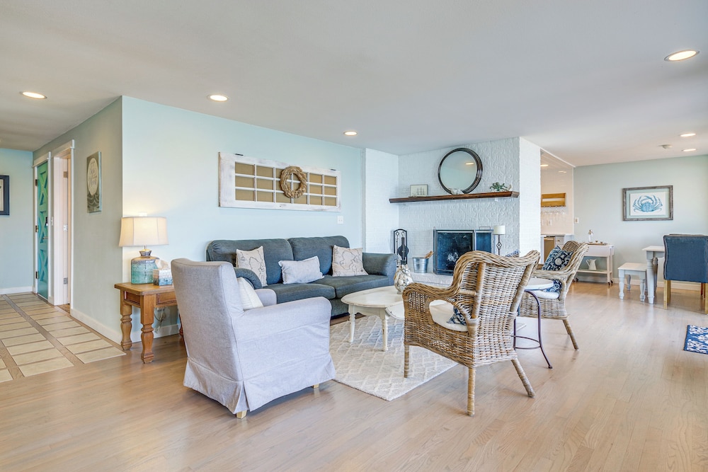 Mtn-view Camano Island Retreat Overlooking Beach
