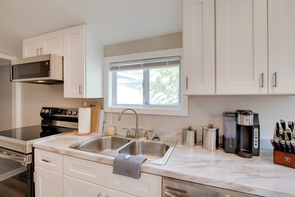 Walk to Wku, Bars & Dining! Updated Duplex Home