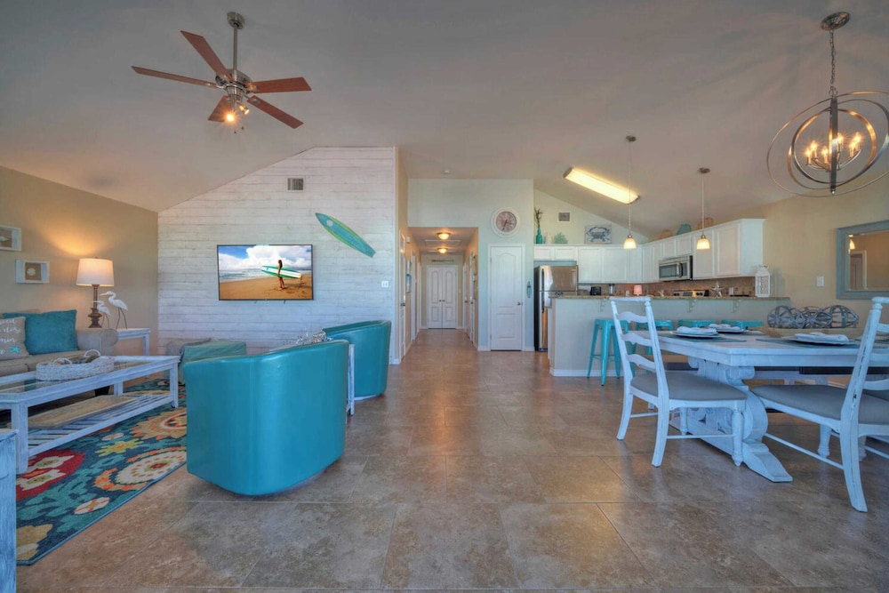 Sleeps 21, 2 Homes 2 Private Pools, Fire Pit, Swing Bar Walk to the Beach