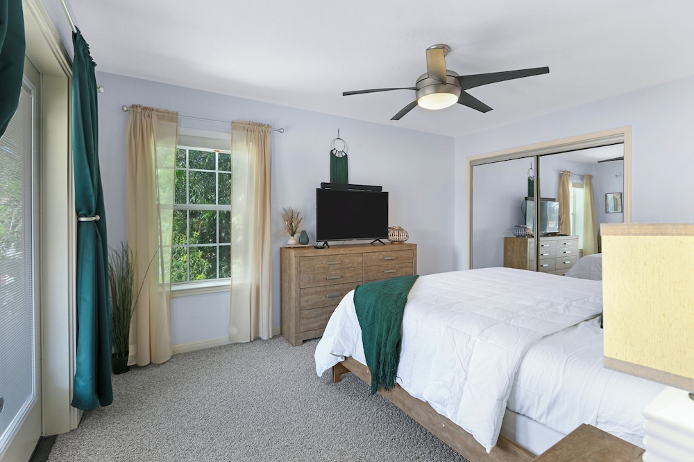 Spacious Retreat & Game Room Sleeps 12 view 5