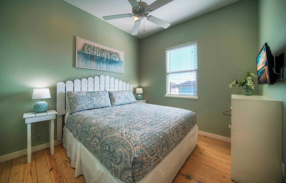 Sleeps 24, 2 Homes Pool, Backyard Tiki Bar, Fire Pit, Cornhole Walk to Beach
