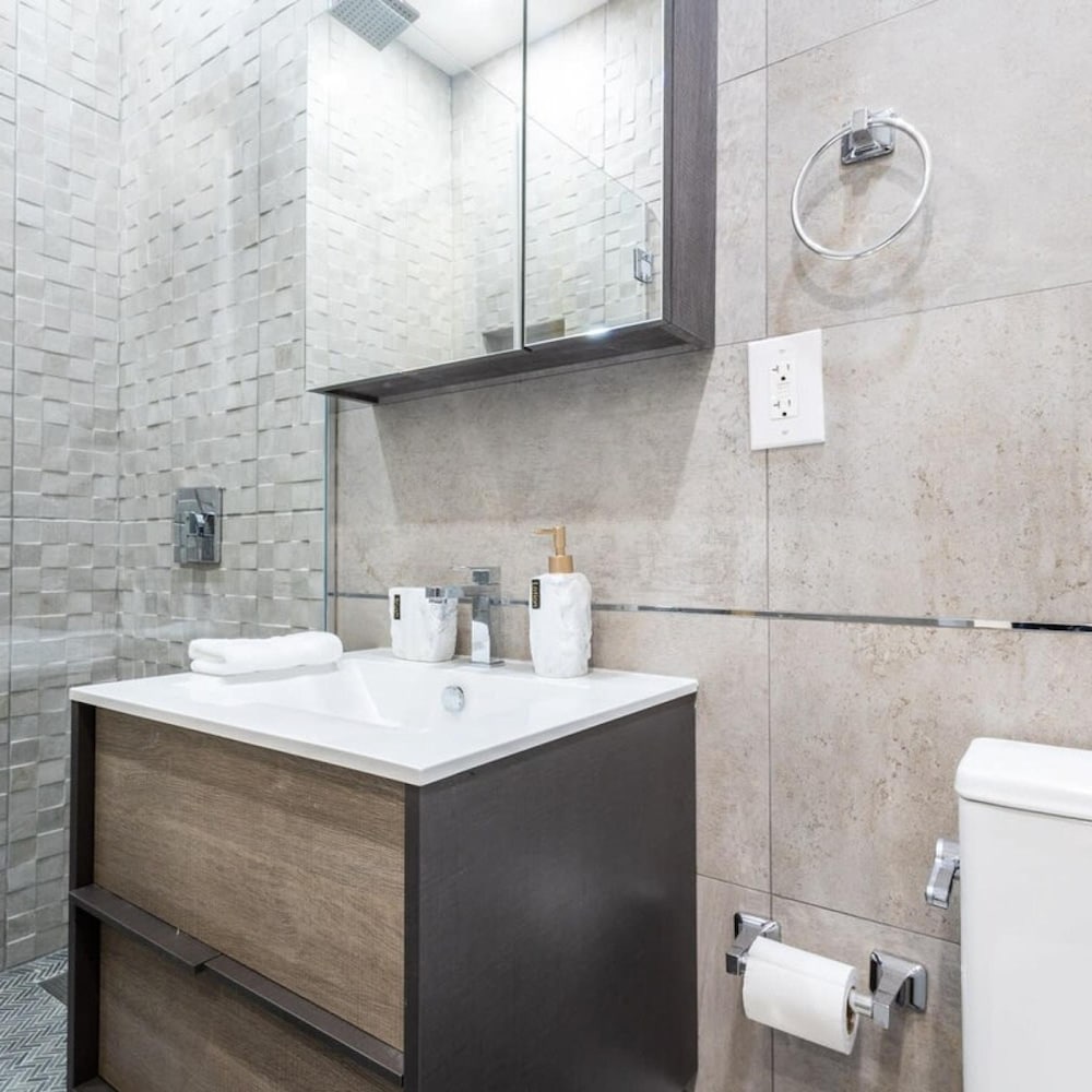 317-1an - New Modern 1BR W D Walk to Central Park