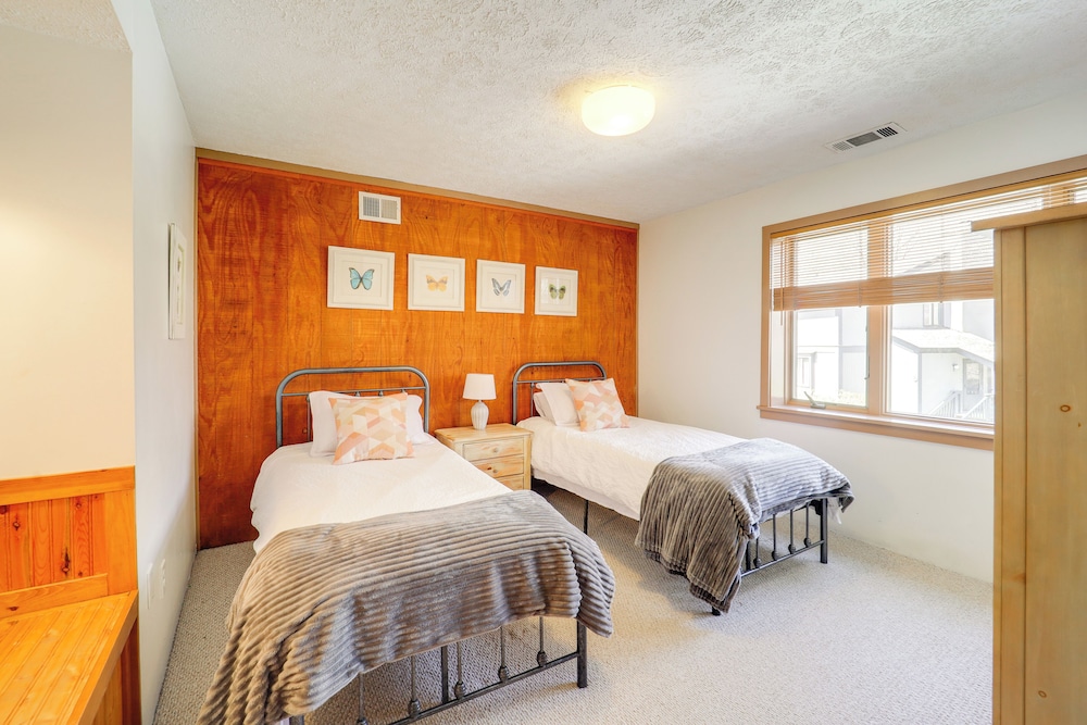 Walk to Ski Slopes: Sugar Mountain Unit w/ Balcony